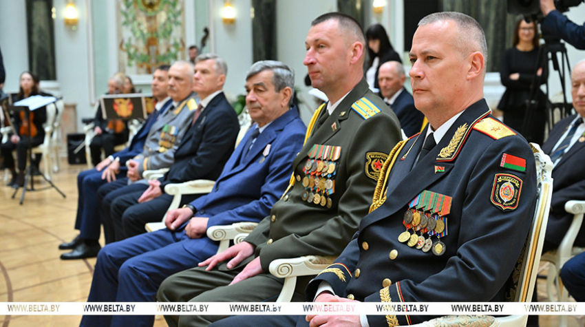 Прэзідэнт: беларусы праслаўляюць краіну працоўнымі перамогамі, але гатовы абараняць яе і са зброяй у руках